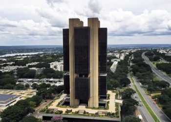 Banco Central prevê Selic a 15% em 2025, a maior desde 2006