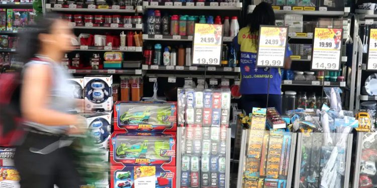 Confiança do consumidor brasileiro despenca a patamar crítico em janeiro