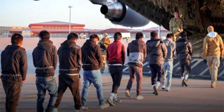 PF diz que uso de algemas em deportados é praxe do governo norte-americano