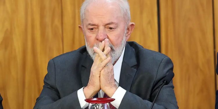 Oposição vai pedir impeachment de Lula por falhas no Pé-de-Meia