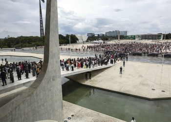 Ato em memória do 8 de Janeiro reúne público modesto em Brasília