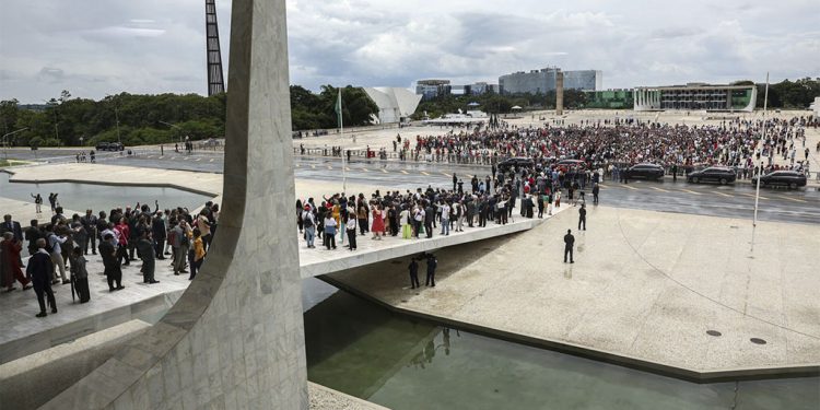 Ato em memória do 8 de Janeiro reúne público modesto em Brasília