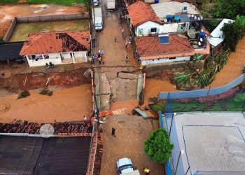 Temporal destrói nove pontes e inunda cidade mineira