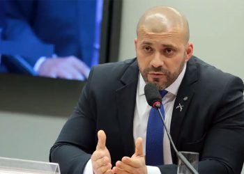 Moraes concede semiaberto a Daniel Silveira, mas nega indulto e mantém penas