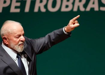 Lula culpa ICMS e empresas por gasolina alta