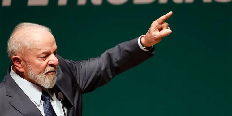 Lula culpa ICMS e empresas por gasolina alta
