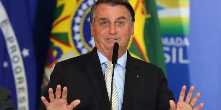 Bolsonaro é denunciado por supostos crimes que ele próprio sancionou