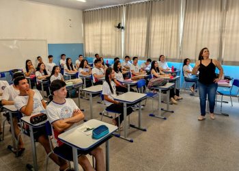 Minas implementa novas diretrizes para o uso de celulares nas escolas