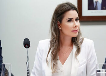 Carol De Toni denuncia perseguição judicial contra Bolsonaro