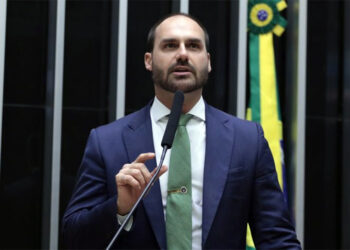 Saiba quem é o político que poderá assumir a vaga de Eduardo Bolsonaro