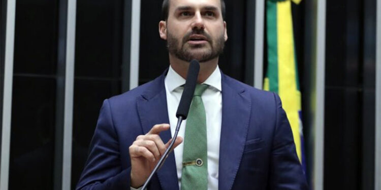 Saiba quem é o político que poderá assumir a vaga de Eduardo Bolsonaro
