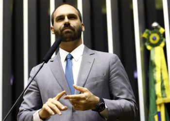 Eduardo Bolsonaro cita perseguição e se licencia do cargo