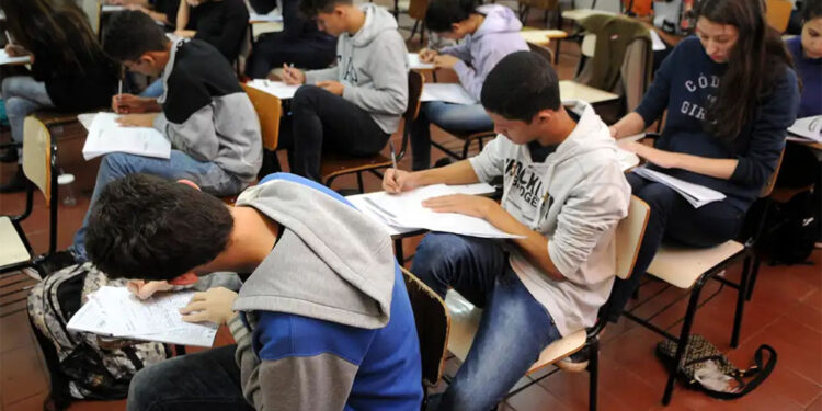 Enem 2025: veja quando e como pedir isenção da taxa de inscrição
