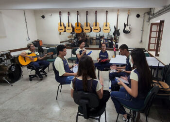 Escolas estaduais de Minas mudam ambiente escolar após proibição de celulares