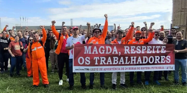 Funcionários da Petrobras realizam paralisação e criticam gestão de Magda