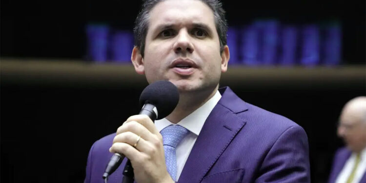 Congresso fará alterações no projeto do IR, diz Hugo Motta