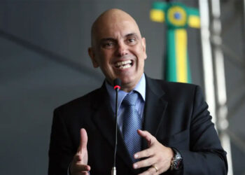 Moraes vota para condenar mulher que escreveu em estátua a 14 anos de prisão