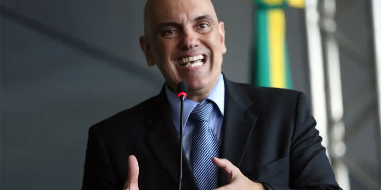 Moraes vota para condenar mulher que escreveu em estátua a 14 anos de prisão
