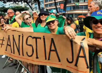 Caravana do Vale do Aço participa de manifestação em Copacabana