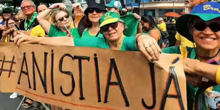 Caravana do Vale do Aço participa de manifestação em Copacabana