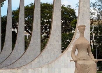 STF forma maioria para condenar e cassar Carla Zambelli