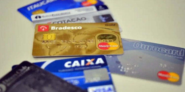 Juros do cartão batem recorde e multiplicam dívidas por cinco