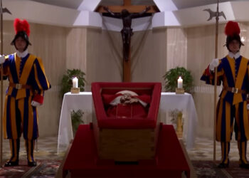 Vaticano divulga imagem do corpo do papa Francisco em caixão