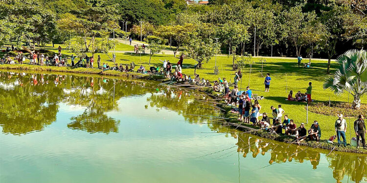 Pescando no Parque reúne milhares de pessoas em Ipatinga