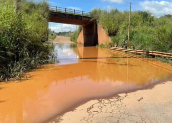 Vazamento de água em tubulação da Vale causa pânico em Brumadinho