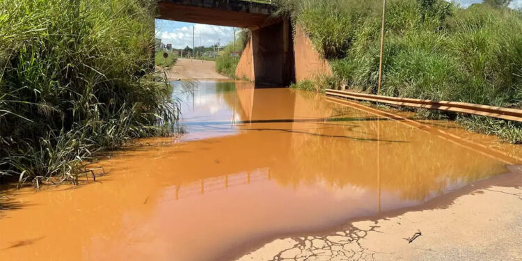 Vazamento de água em tubulação da Vale causa pânico em Brumadinho