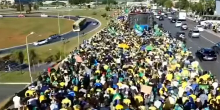 Manifestantes lotam Esplanada em caminhada pela anistia em Brasília
