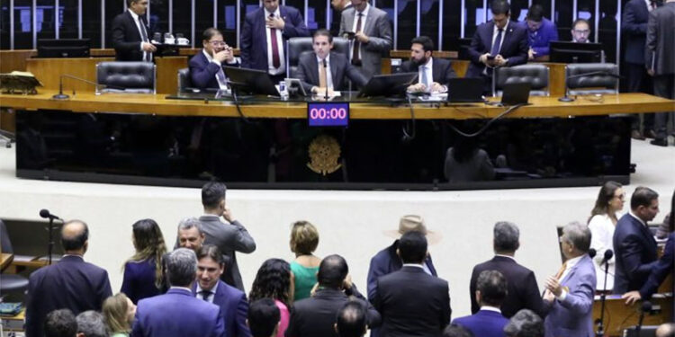 Câmara aprova suspensão de ação penal contra Ramagem