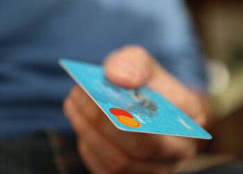 Cartão de crédito: o vilão sedutor que rouba o nosso futuro