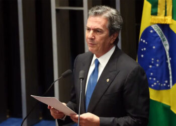 Moraes manda suspender passaporte diplomático de Collor