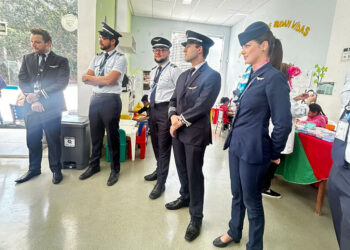 Pilotos e comissários da Azul visitam crianças do Hospital da Baleia, em BH 