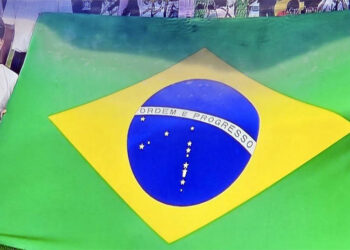 Bandeira do Brasil errada vira meme em jogo da seleção brasileira