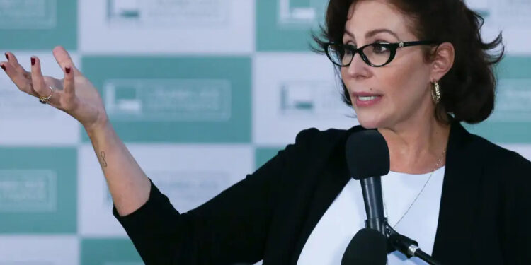 PGR deve pedir prisão preventiva após Carla Zambelli deixar o Brasil