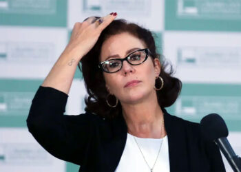Interpol inclui Carla Zambelli em difusão vermelha a pedido de Moraes