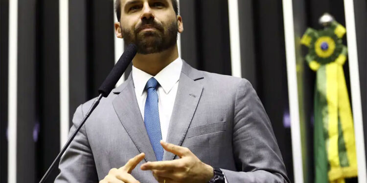 Eduardo Bolsonaro diz que Trump promete “novidades” sobre Brasil após críticas