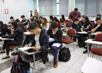 Fies 2025: estudantes devem complementar cadastro até sexta
