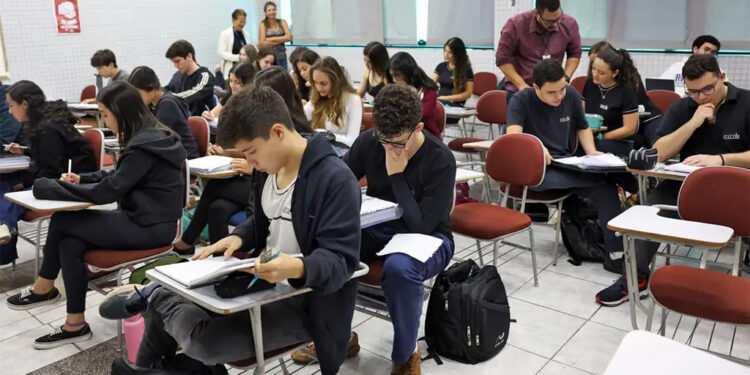 Fies 2025: estudantes devem complementar cadastro até sexta