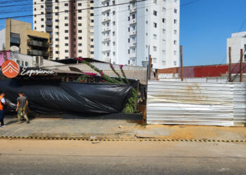 Estrutura de obra desaba e atinge restaurante em Ipatinga