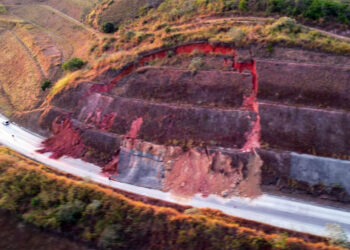 Trecho da BR-381 é interditado em Antônio Dias após movimentação de talude