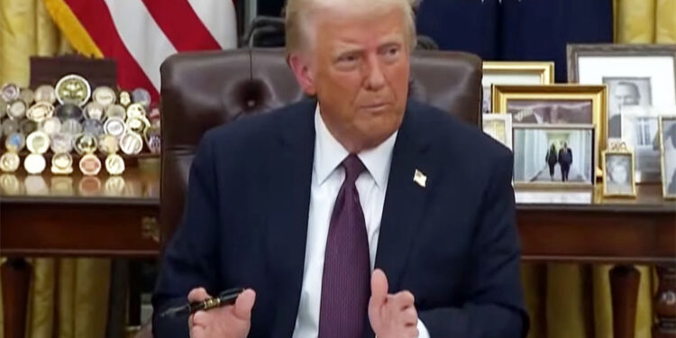 Agora é oficial: Trump assina decreto que impõe tarifas de 50% ao Brasil