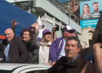 Milei é retirado às pressas de evento após carreata ser atacada com pedras