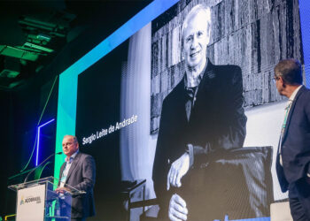 Sergio Leite é homenageado na abertura do Congresso Aço Brasil