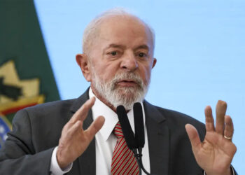 Com baixa popularidade, governo muda slogan para tentar sair da crise