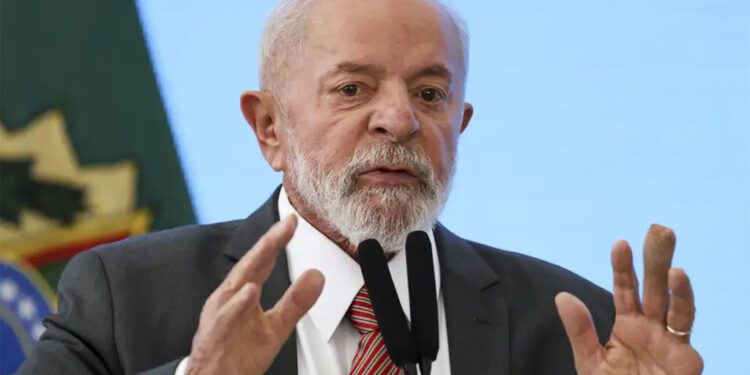 Com baixa popularidade, governo muda slogan para tentar sair da crise