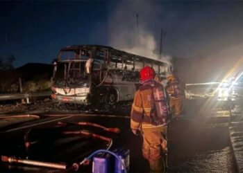 Ônibus com torcedores do Cruzeiro pega fogo na BR-040 em Nova Lima