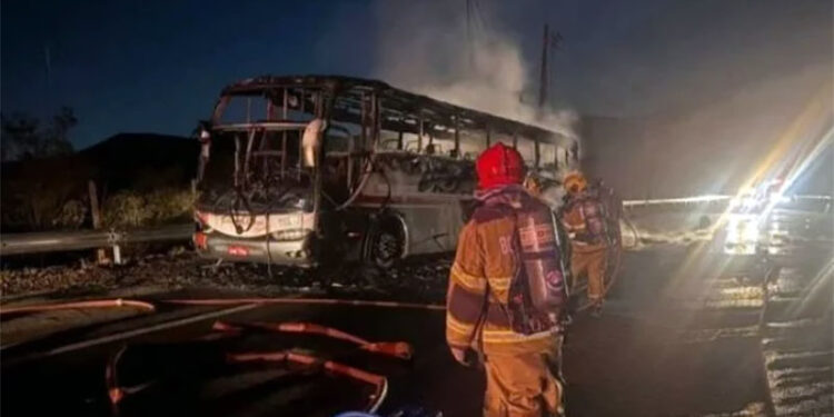Ônibus com torcedores do Cruzeiro pega fogo na BR-040 em Nova Lima